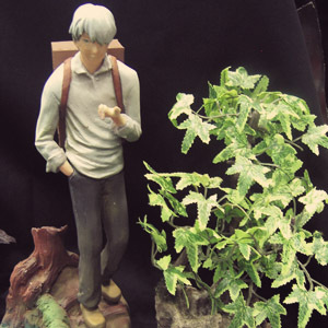 �M���R